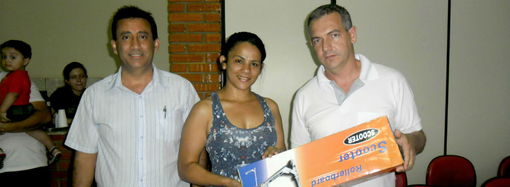 Cliente do posto de combustíveis da Coopermota de Maracaí ganha patinete em sorteio