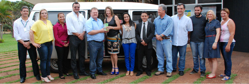 Cooperativas entregam leite arrecadado em evento cultural