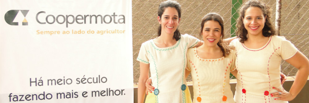 Crianças se divertem com teatro sobre cooperação em escola de Cândido Mota