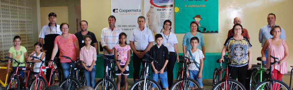 Estudantes são premiados com bicicleta por redação sobre o agricultor