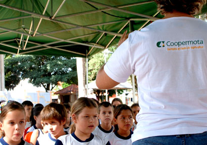 Ação da Coopermota e do Sescoop avalia a  condição física de 140 crianças de Palmital