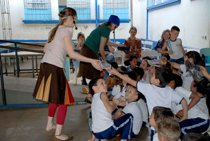 Crianças de Ipaussu se entusiasmam com peça teatral em escola