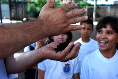 Manejo com a terra e plantas é tema de oficinas com alunos da região