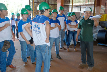 Procedimentos de recebimento e armazenagem  de grãos da Coopermota são expostos a estudantes