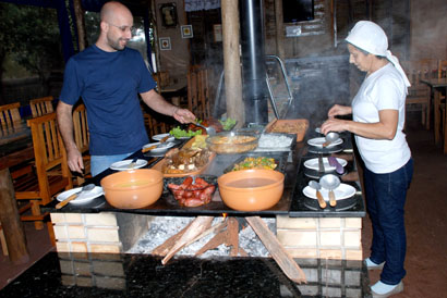 Restaurante mantém tradição caipira na decoração e no fogão