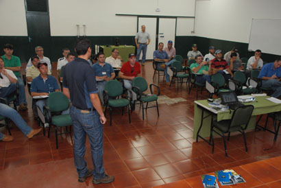 Variedades de sementes de soja é tema de  encontro com agrônomos na Coopermota