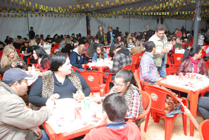 Cerca de 600 pessoas participam da festa julina da Coopermota, mesmo com clima chuvoso