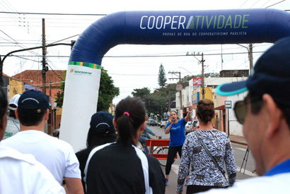 Coopermota e Sicoobcredimota promovem caminhada em incentivo à atividade física