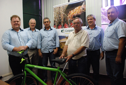 Coopermota entrega bicicleta a associação de voluntários do câncer de Cândido Mota