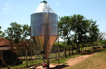 Dia de Campo em Palmital aborda opção de silos para armazenamento de ração a granel