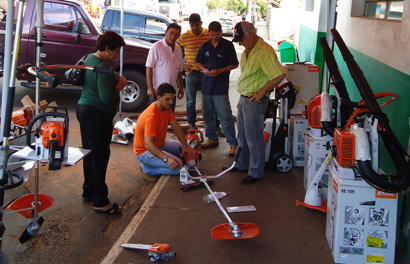 Máquinas de pequeno porte expostas em Iepê atraem o interesse dos produtores