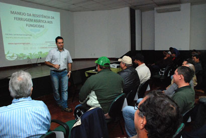 Palestra sobre manejo contra ferrugem reúne agrônomos e produtores na Coopermota
