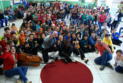 Palhaços e músicos levam a arte teatral a escolas de Frutal do Campo e Assis