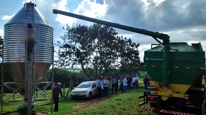 Pecuaristas se reúnem em dia de campo sobre silos para armazenagem de ração à granel