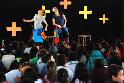 Espetáculo sobre cooperação é encenado em escola de Cândido Mota por meio do Circuito Sescoop de Cultura