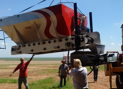 Máquina de dupla função faz pulverização e distribui fertilizantes