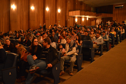Público lota teatro em Presidente Prudente e contribui com doações de leite