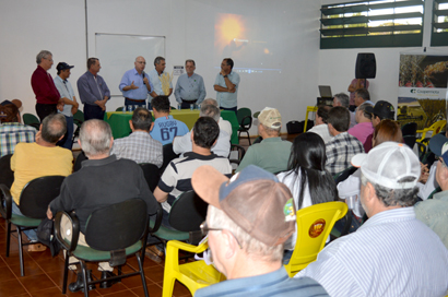 Arnaldo Jardim faz reverência ao agricultor em visita à Coopermota, em Palmital