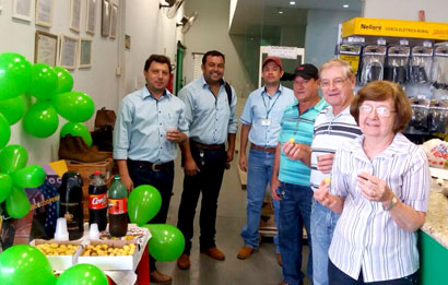 Cooperados e colaboradores são recebidos com café  da manhã em dia de aniversário da Coopermota