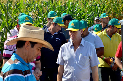 CampoCooper em Bernardino atrai centenas de produtores em dia de jogo do Brasil