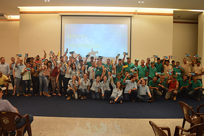 Coopermota entrega presentes de Natal aos filhos de seus funcionários