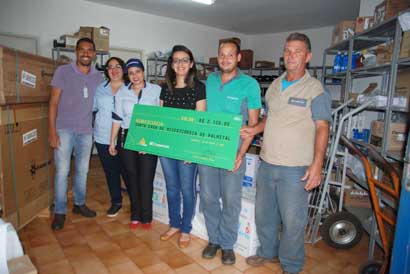 Coopermota faz doação de alimentos, produtos de higiene e dinheiro à Santa Casa de Palmital