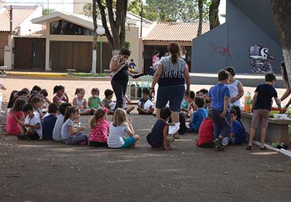 Crianças se divertem em praça pública adotada pela Coopermota