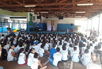 Escolas recebem teatro com temática cooperativista