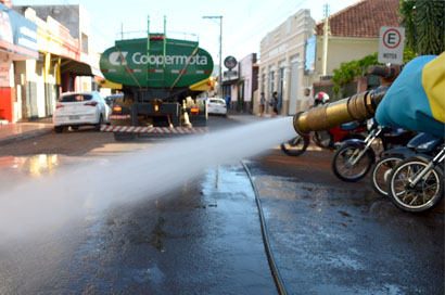 Coopermota concede caminhão para limpeza de ruas de Cândido Mota