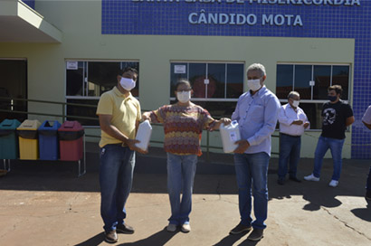 Coopermota doa 300 litros de álcool em gel para a Santa Casa de Cândido Mota