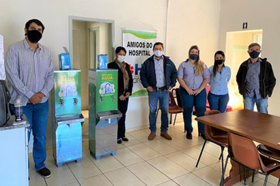 Coopermota doa bebedouros à hospital de Maracaí
