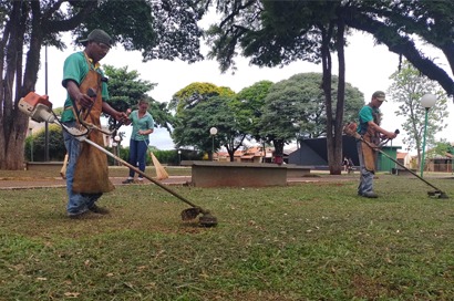 Coopermota realiza poda de grama e limpeza da ‘Praça dos Estudantes’