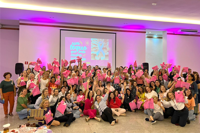 Mais de 100 mulheres se reúnem para falar sobre prevenção contra o câncer