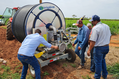 Produtor amplia confinamento com auxílio de irrigação de pastagem