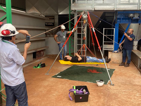 Técnicos de segurança no trabalho passam por treinamento