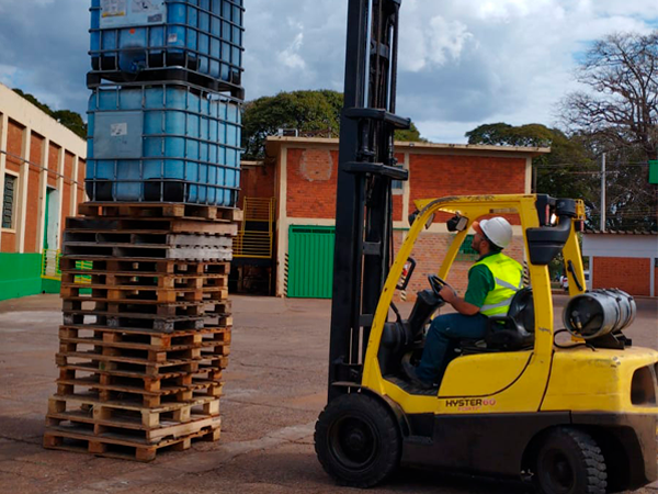 Colaboradores participam de curso de empilhadeira