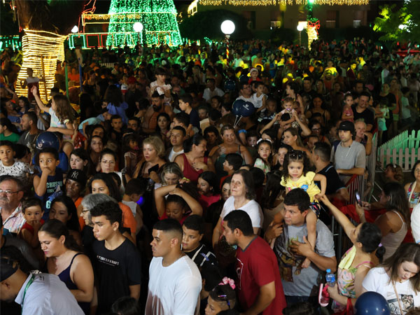 Centenas de pessoas participam do Natal da Gente