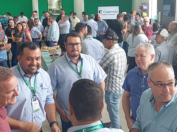 Coopermota reúne cooperados e colaboradores para inaugurar sua nova loja em Maracaí