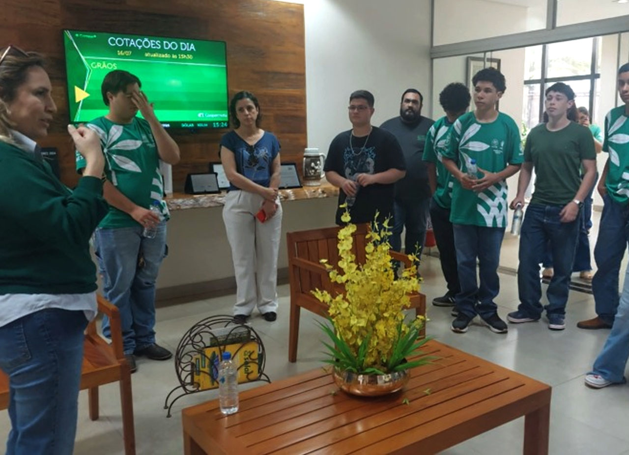 Jovens do Programa Agricultor do Futuro visitam sede administrativa