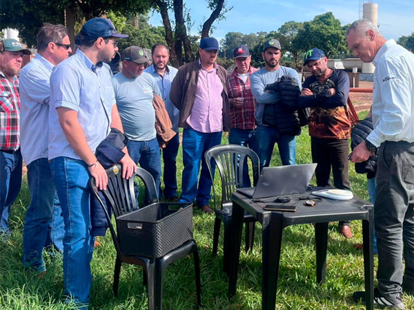 Produtores recebem assistência técnica sobre tecnologia de aplicação