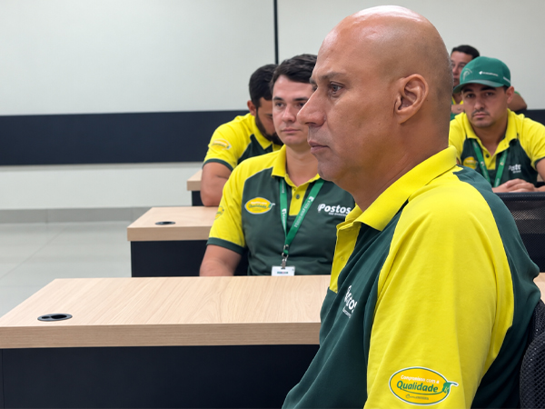 Profissionais dos postos e motoristas da Coopermota participam de treinamento sobre descarregamento