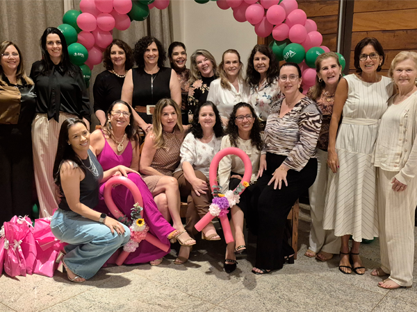 Coopermota encerra ações do Outubro Rosa com teatro e arrecadação de leite