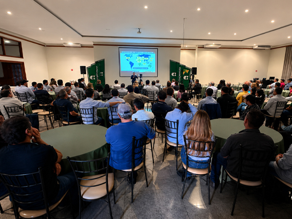 Coopermota reúne especialistas e produtores em noite de análise estratégica sobre o futuro do agro